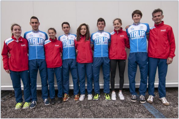 I due team Silca Ultralite Vittorio Veneto: in rosso le ragazze Youth, con la maglia di campioni italiani gli Junior. Ultimo a destra, l'allenatore di ciclismo, Ivan Pellegrinet