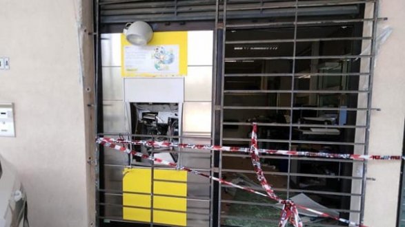 Il bancomat fatto esplodere (foto da Facebook)
