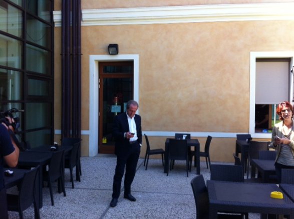 L'esterno del bar della provincia