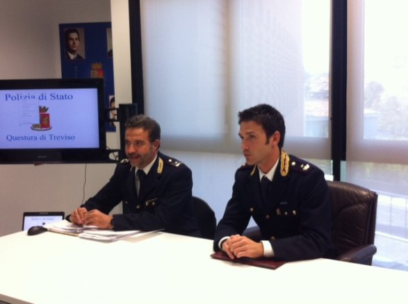 La conferenza stampa in Questura, da sinistra, Massimo Bertino, Divisione amministrativa della Questura ed il capo di gabinetto Alessandro Tolloso