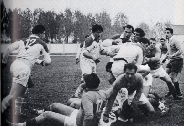 Sandor Peron, con il numero 12, durante una partita Faema-Paraiago (immagine tratta da "Treviso, la prima volta. 1955 - 1956 il primo scudetto del rugby trevigiano", di Gian Domenico Mazzocato, ed. Edimedia)